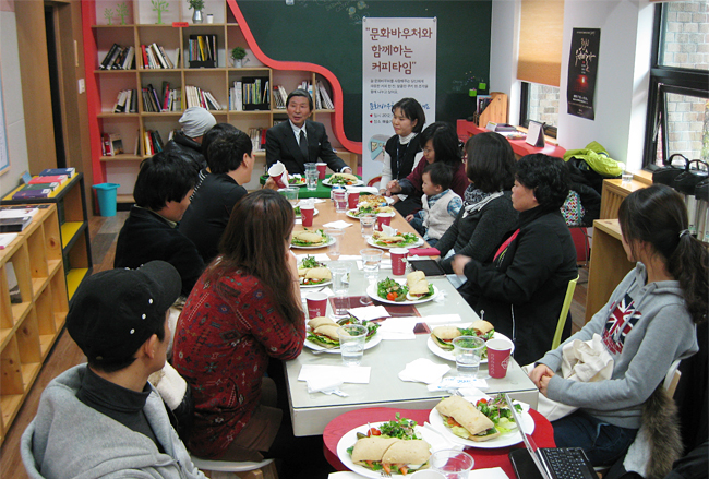 한국문화예술위원회(위원장 권영빈)는 11월 30일(금) 오후 3시 대학로 예술가의집에서‘문화바우처와 함께하는 커피타임’을 개최했다. 한국문화예술위원회 권영빈 위원장이 문화바우처 회원들과 이야기를 나누고 있는 사진