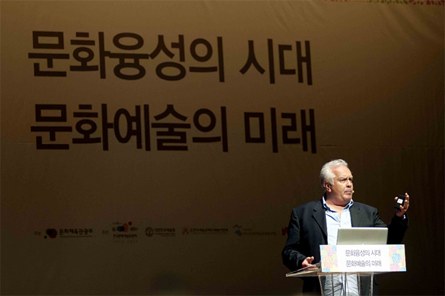 사진설명 : 스티브 브라운 영국의 음악프로듀서가 24일 서울 대한상공회의소에서 열린 <2013 문화융성 콘퍼런스>에 참석해 ‘예술을 통한 사회 통합과 치유’라는 주제로 강연을 하고 있다. 