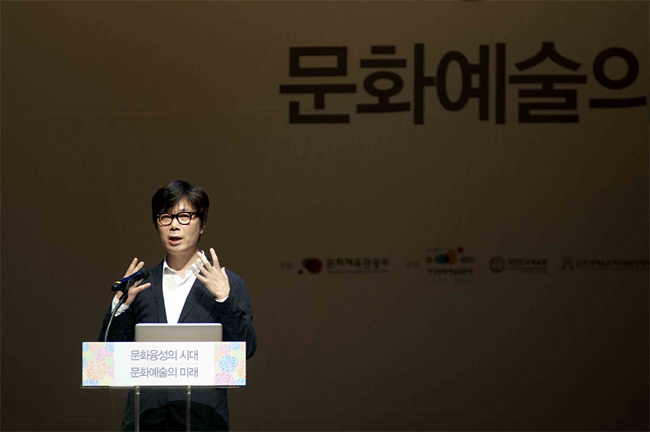 사진설명 : 김영하 소설가가 24일 서울 대한상공회의소에서 열린 <2013 문화융성 콘퍼런스>에 참석해 ‘문화가 있는 삶’이라는 주제로 강연을 하고 있다.