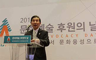 사진설명 : 18일 서울 종로구 동숭동 아르코예술극장에서 열린 ‘2013 문화예술 후원의 날’ 행사에 참석한 권영빈 한국문화예술위원장이 축사를 하고 있다 1.