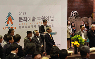 사진설명 : 18일 서울 종로구 동숭동 아르코예술극장에서 열린 ‘2013 문화예술 후원의 날’ 행사에 참석한 권영빈 한국문화예술위원장이 축사를 하고 있다 2.