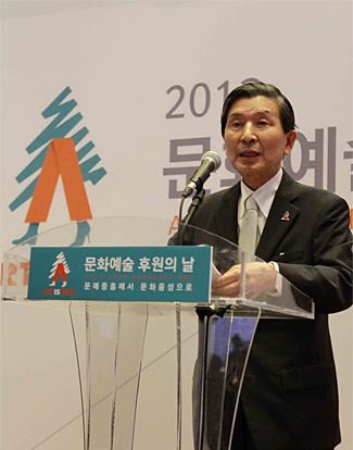 사진설명 : 18일 서울 종로구 동숭동 아르코예술극장에서 열린 ‘2013 문화예술 후원의 날’ 행사에 참석한 권영빈 한국문화예술위원장이 축사를 하고 있다.