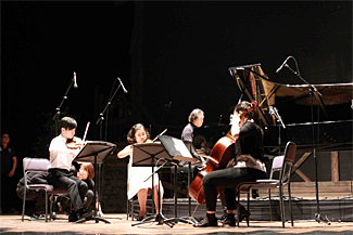 사진설명 : 18일 서울 종로구 아르코예술극장에서 열린 ‘2013 문화예술 후원의 날’ 행사에서 피아니스트 백건우와 10대 예술 꿈나무들이 협연을 하고 있다 1.