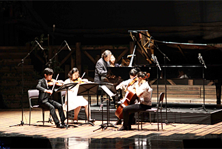 사진설명 : 18일 서울 종로구 아르코예술극장에서 열린 ‘2013 문화예술 후원의 날’ 행사에서 피아니스트 백건우와 10대 예술 꿈나무들이 협연을 하고 있다 2.