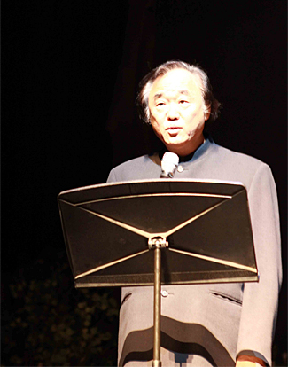 사진설명 : 18일 오후 서울 종로구 아르코예술극장에서 열린 ‘2013 문화예술 후원의 날’ 행사에서 피아니스트 백건우가 '예술의 가치와 사회적 역할'에 대해 발언하고 있다.