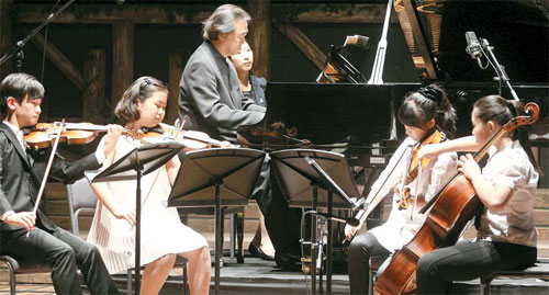 지난 18일 서울 대학로 아르코예술극장에서 피아니스트 백건우가 예술 영재들과 함께 연주했다.