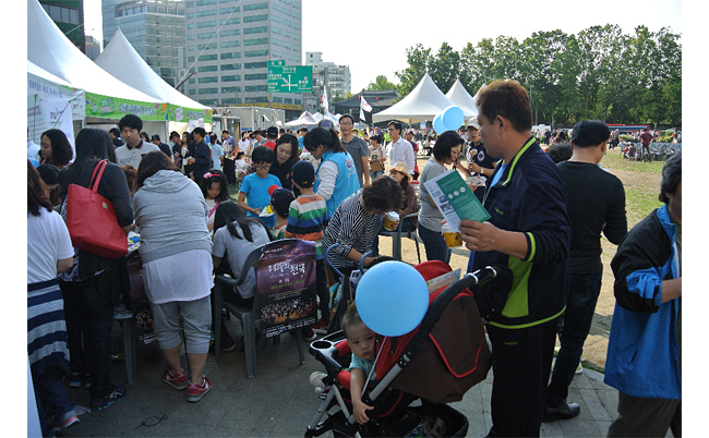 2013 장애인문화예술축제에 참가한 ARKO 자원봉사단 사진3