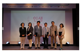 사진설명 :17일 열린 ‘2016 인생나눔교실 멘토봉사단 발대식’에서 (사진 왼쪽) 박명진 한국문화예술위원장이 멘토봉사단에게 임명장을 수여하고 기념촬영을 하고 있다.