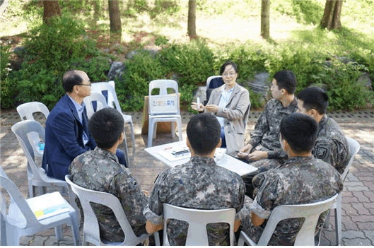 인생나눔교실의 멘토봉사단이 군부대의 장병들과 함께 멘토링을 진행하고 있다. 인생나눔교실의 성과를 공유하는 2017 인생나눔축제는 오는 21일 정부세종컨벤션센터에서 개최될 예정이다..