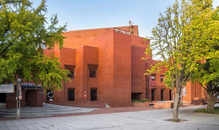 대학로 마로니에 공원에 오거나 지나가면 보이는 빨간벽돌의 건물! 아르코예술극장을 보신적이 있으신가요? 
