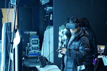  [사진4,5] 360도 VR 체험해보는 참석자들
