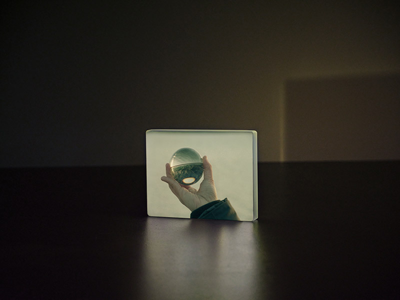 〈낱낱의 사람〉, 2017, 유리, 16mm 필름, 컬러, 무음, 3분 10초.