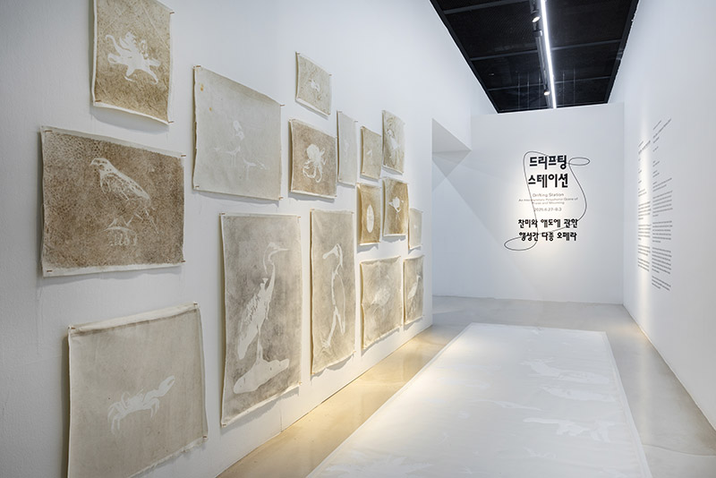 김정모, 〈당신의 발 밑에서〉, 캔버스에 발자국, 150×500cm, 2025