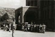 본관 앞의 미군들(1953)