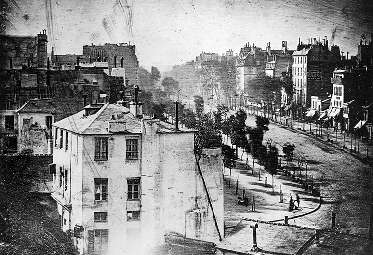 1839년 다게르가 촬영한 <파리 성당의 거리> 