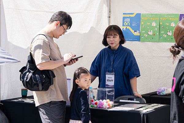 한국서점연합회 협력 부스 방문객 참여 사진