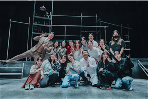 소설 프랑켄슈타인의 재해석, 연극 <괴물>