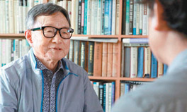 지난달 24일 신경림 시인이 서울 성북구 자택을 찾은 김춘식 교수(뒷모습)와 구술 채록 5회 차 대화를 나누고 있다