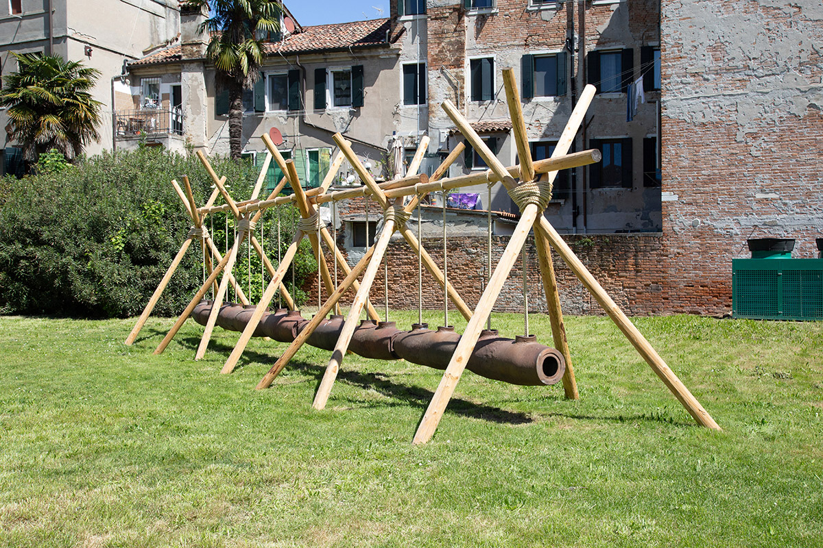 Kwak Hoon, Kalpa/Sound; What Marco Polo Left Behind,
                  1995, earthenware, larch wooden bar, rope, dimensions
                  variable. Provided by Bf. photograph by Hyunjung Kwon.